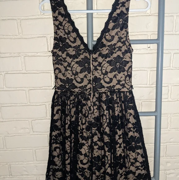 Black lace skater dress (fits like an 8) - Picture 5 of 5